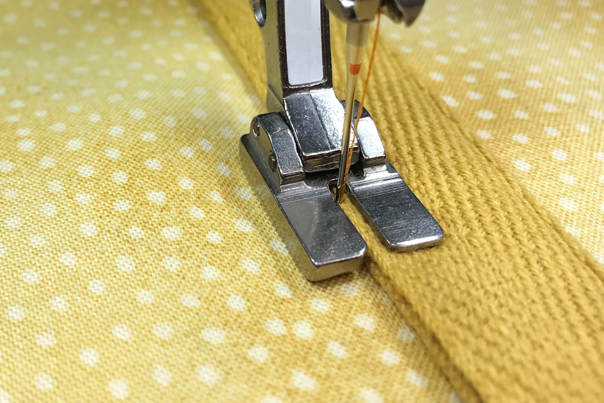 Bi-level foot sewing heavy tape